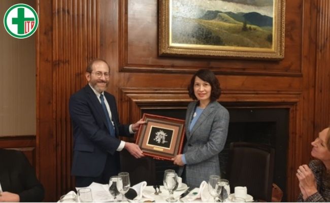 Thứ trưởng Nguyễn Thị Liên Hương tặng quà cho ông Alen Garber - Hiệu trưởng Trường Đại học Y Harvard.